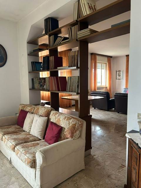 Rovellasca vendesi Casa Indipendente con Laboratorio