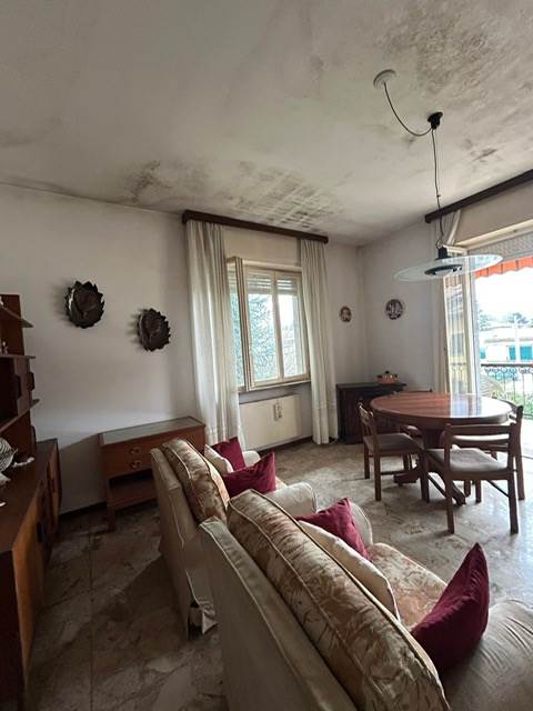 Rovellasca vendesi Casa Indipendente con Laboratorio