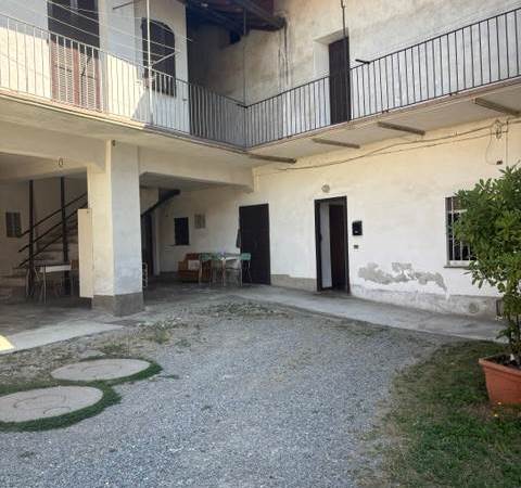 Fino Mornasco Loc. Socco vendesi ampio appartamento con giardino