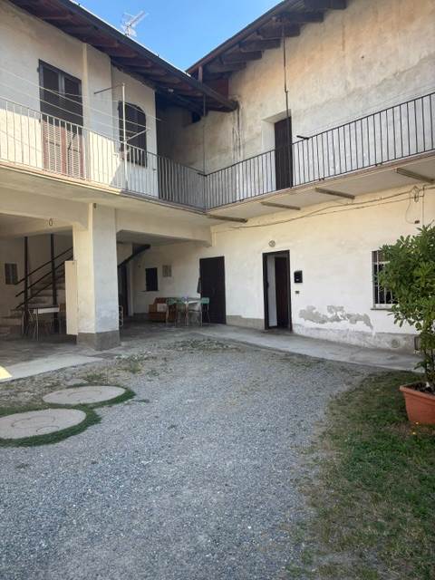 Fino Mornasco Loc. Socco vendesi ampio appartamento con giardino