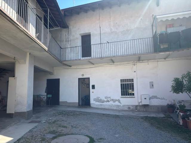 Fino Mornasco Loc. Socco vendesi ampio appartamento con giardino