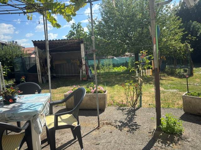 Fino Mornasco Loc. Socco vendesi ampio appartamento con giardino