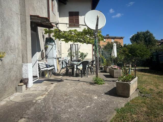 Fino Mornasco Loc. Socco vendesi ampio appartamento con giardino