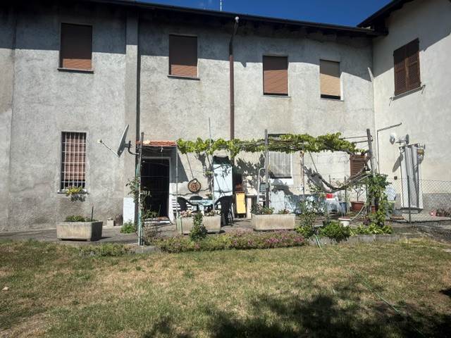 Fino Mornasco Loc. Socco vendesi ampio appartamento con giardino
