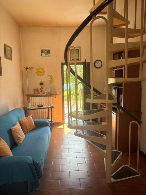 Fino Mornasco Loc. Socco vendesi ampio appartamento con giardino