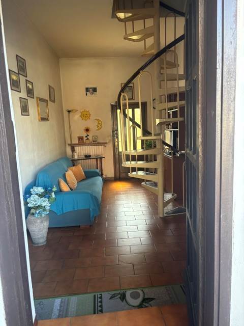 Fino Mornasco Loc. Socco vendesi ampio appartamento con giardino