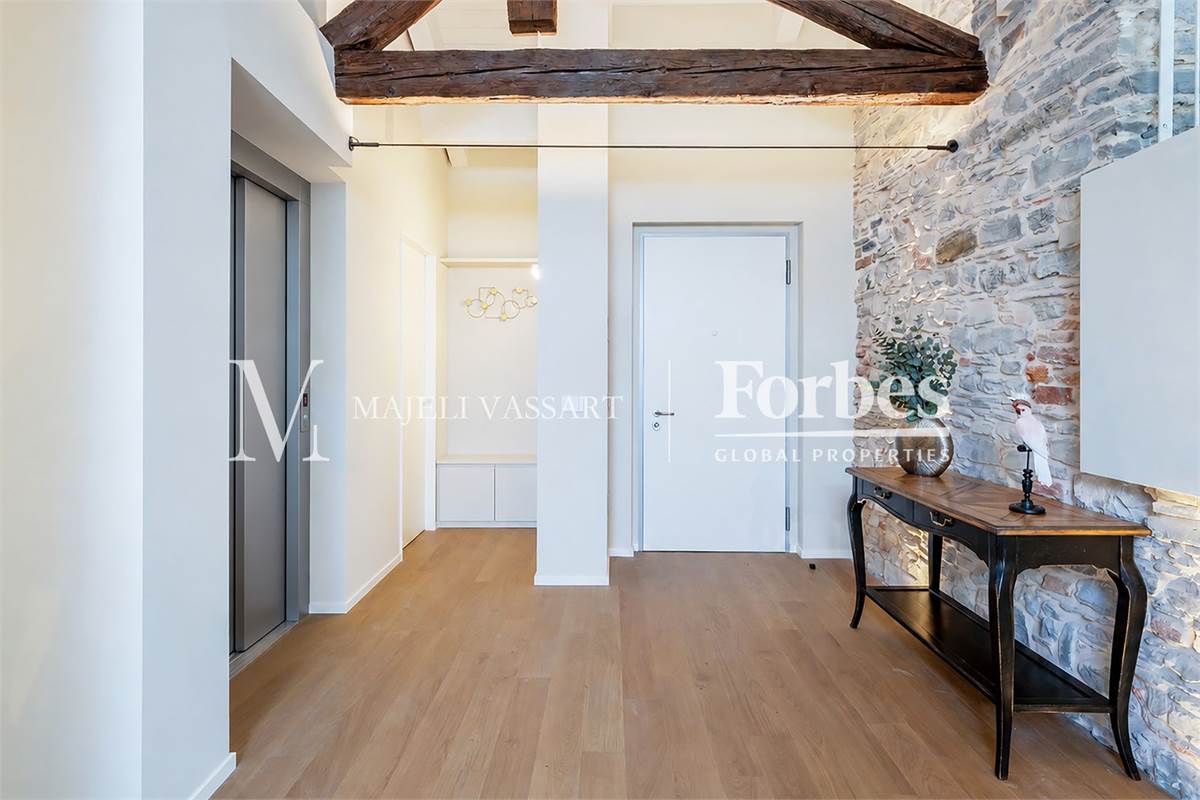 Attico con Terrazza e Box in Affitto nel Cuore di Como