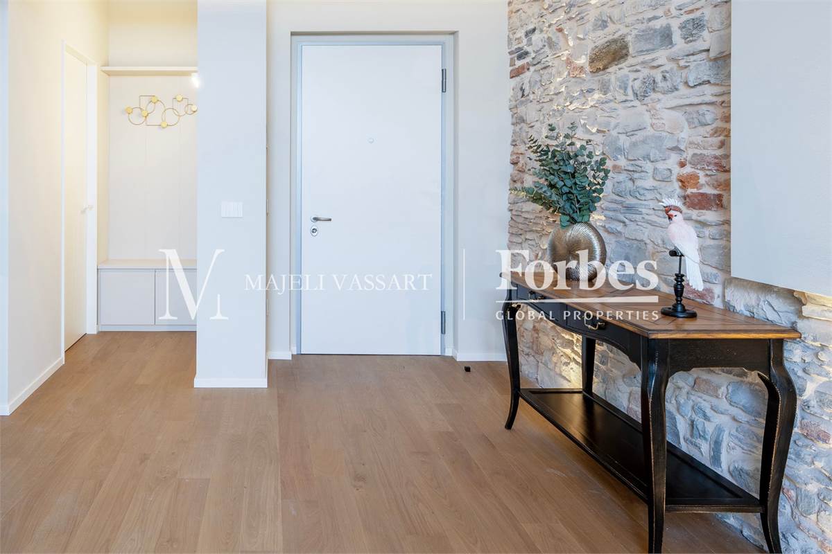 Attico con Terrazza e Box in Affitto nel Cuore di Como