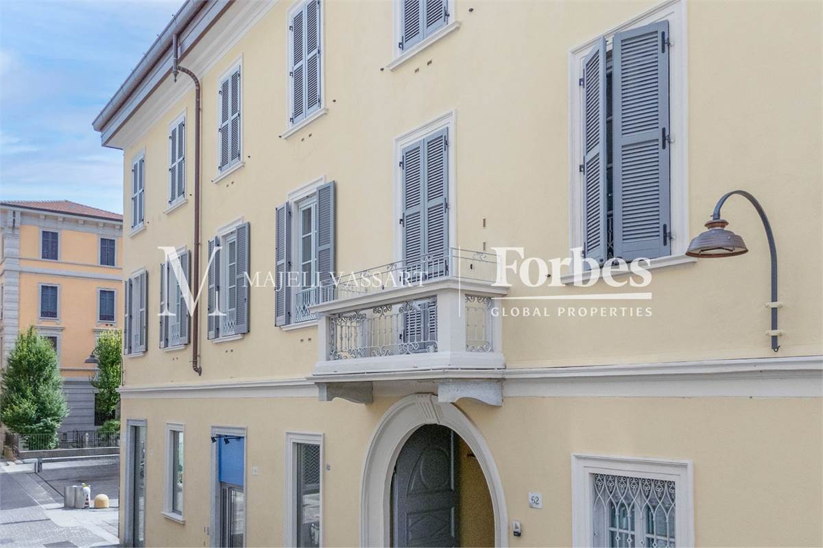 Attico con Terrazza e Box in Affitto nel Cuore di Como