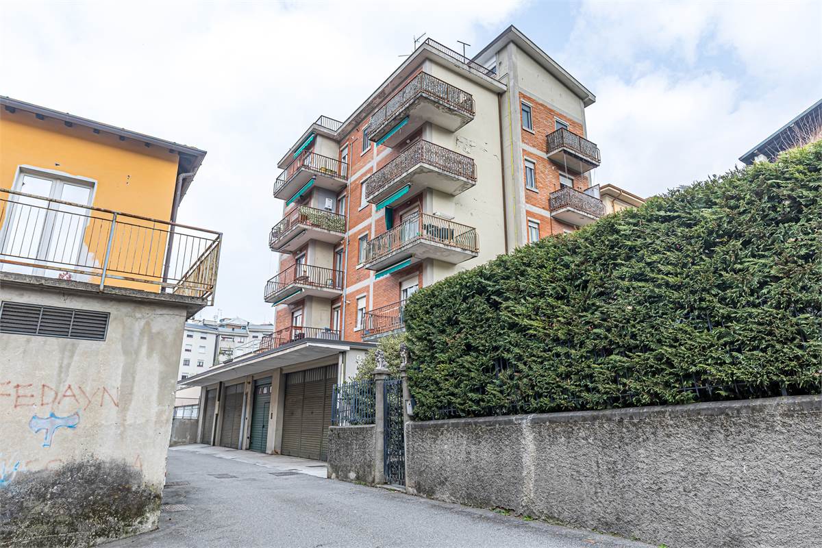 COMO MONTEOLIMPINO trilocale con due posti auto