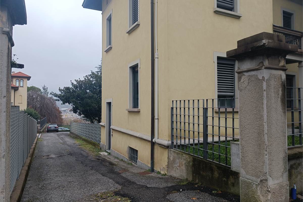 Como Camerlata palazzina uffici in vendita