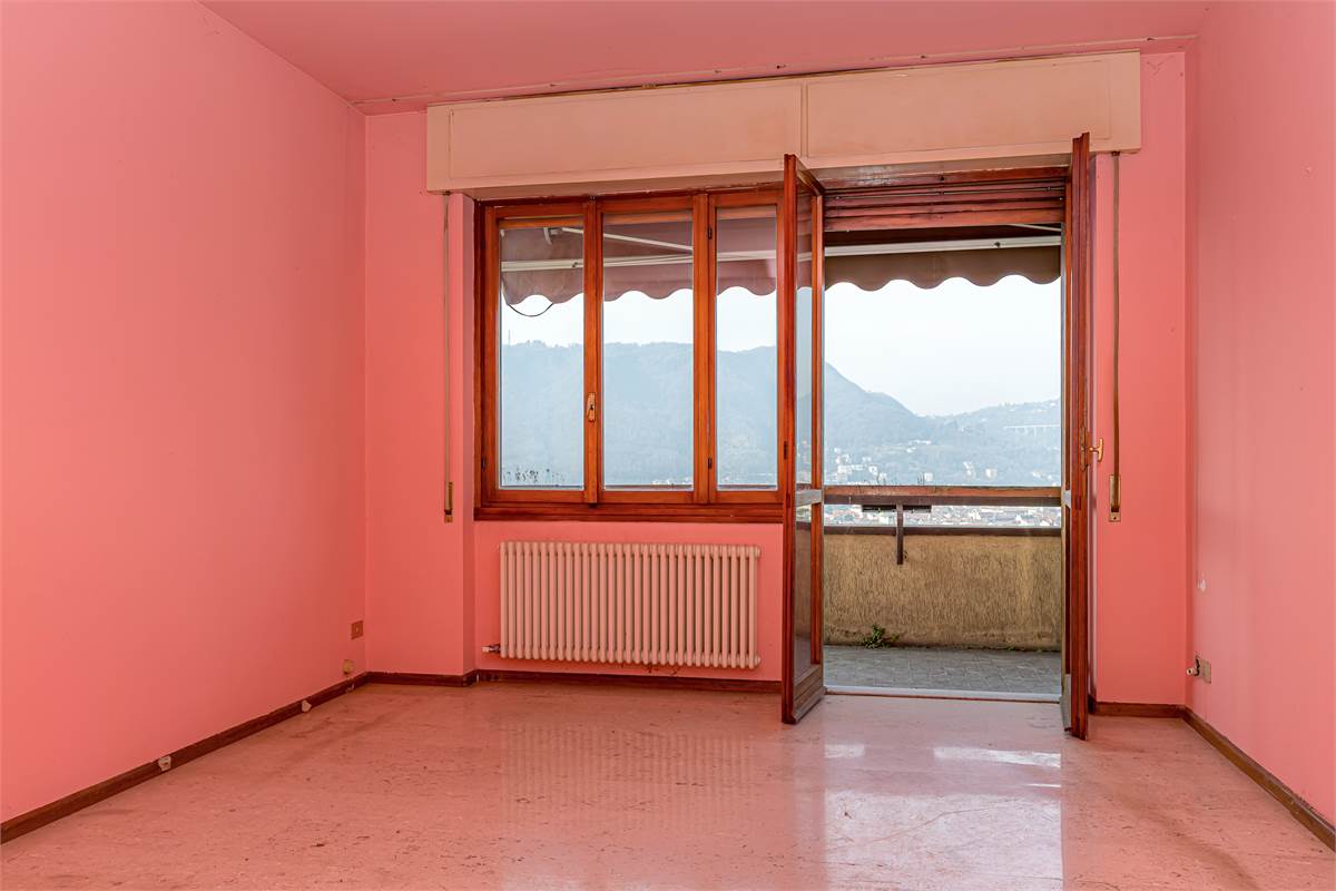 COMO trilocale vista città con box in vendita