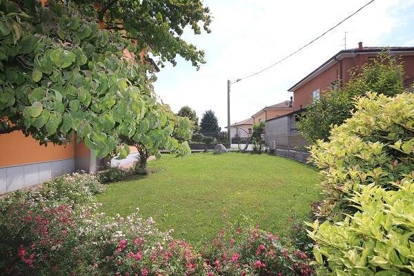 Villa bifamiliare ad Appiano Gentile 