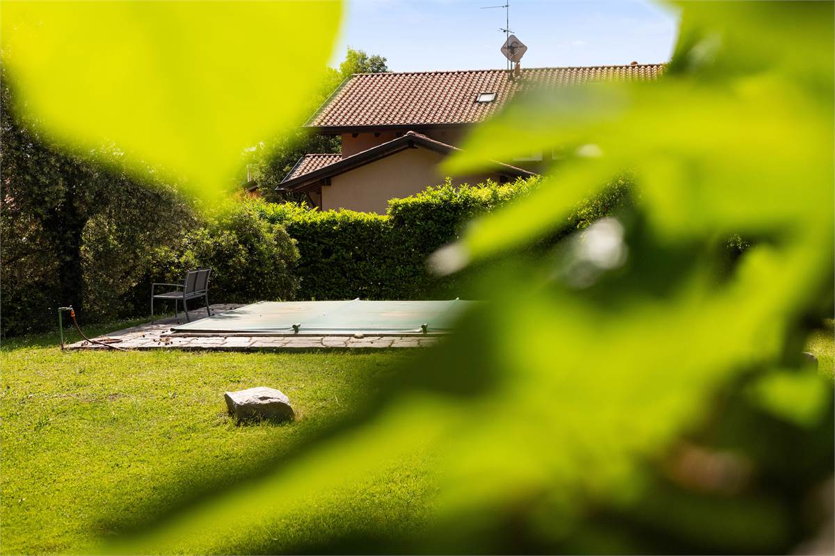 VILLA CON PISCINA - LURAGO D'ERBA