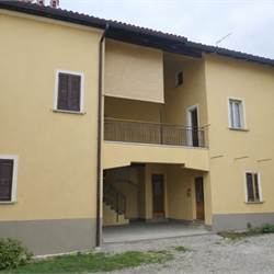APPARTAMENTO DA RISTRUTTURARE  IN CORTE 
