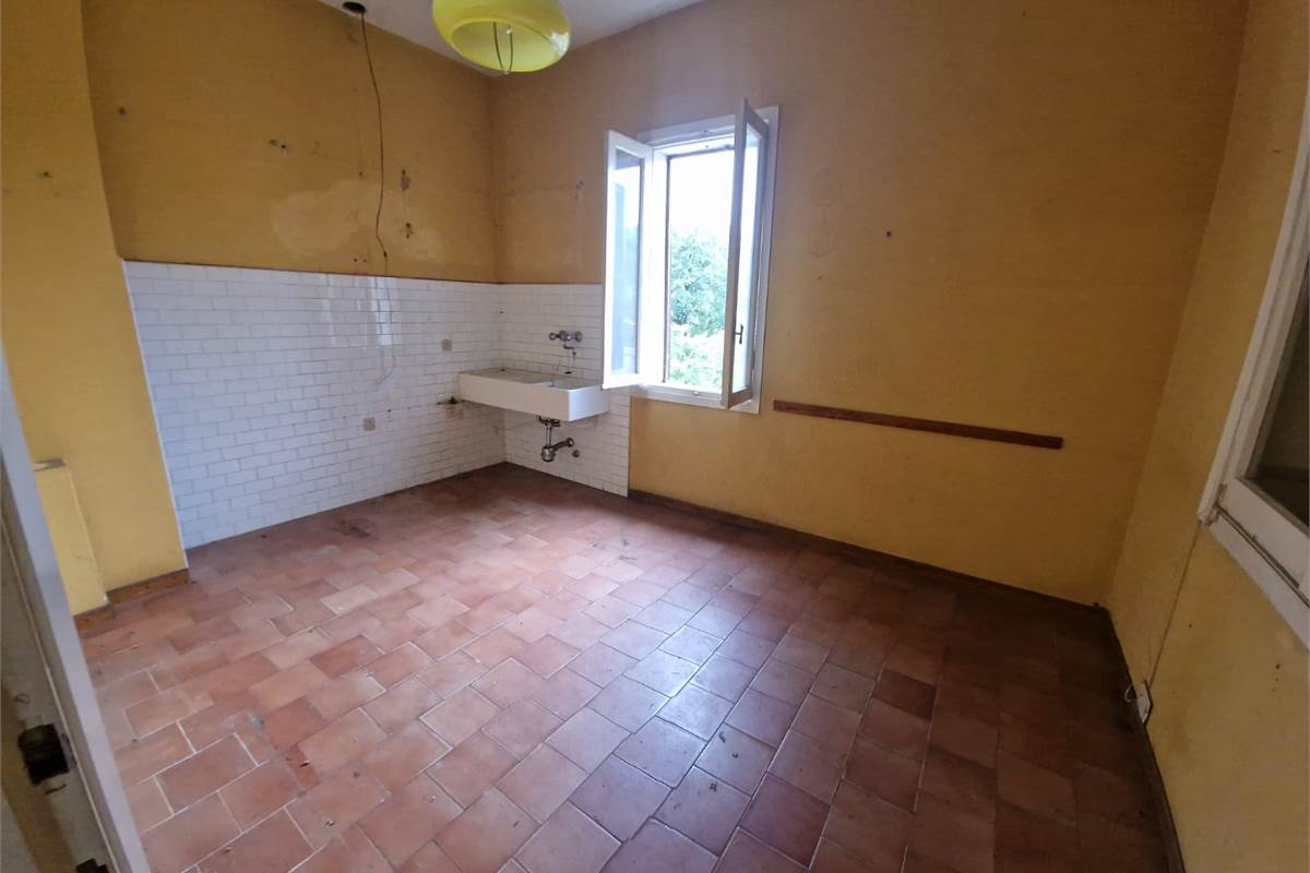 CANTU' loc Cascina Pelada vendo VILLA indipendente da ristrutturare