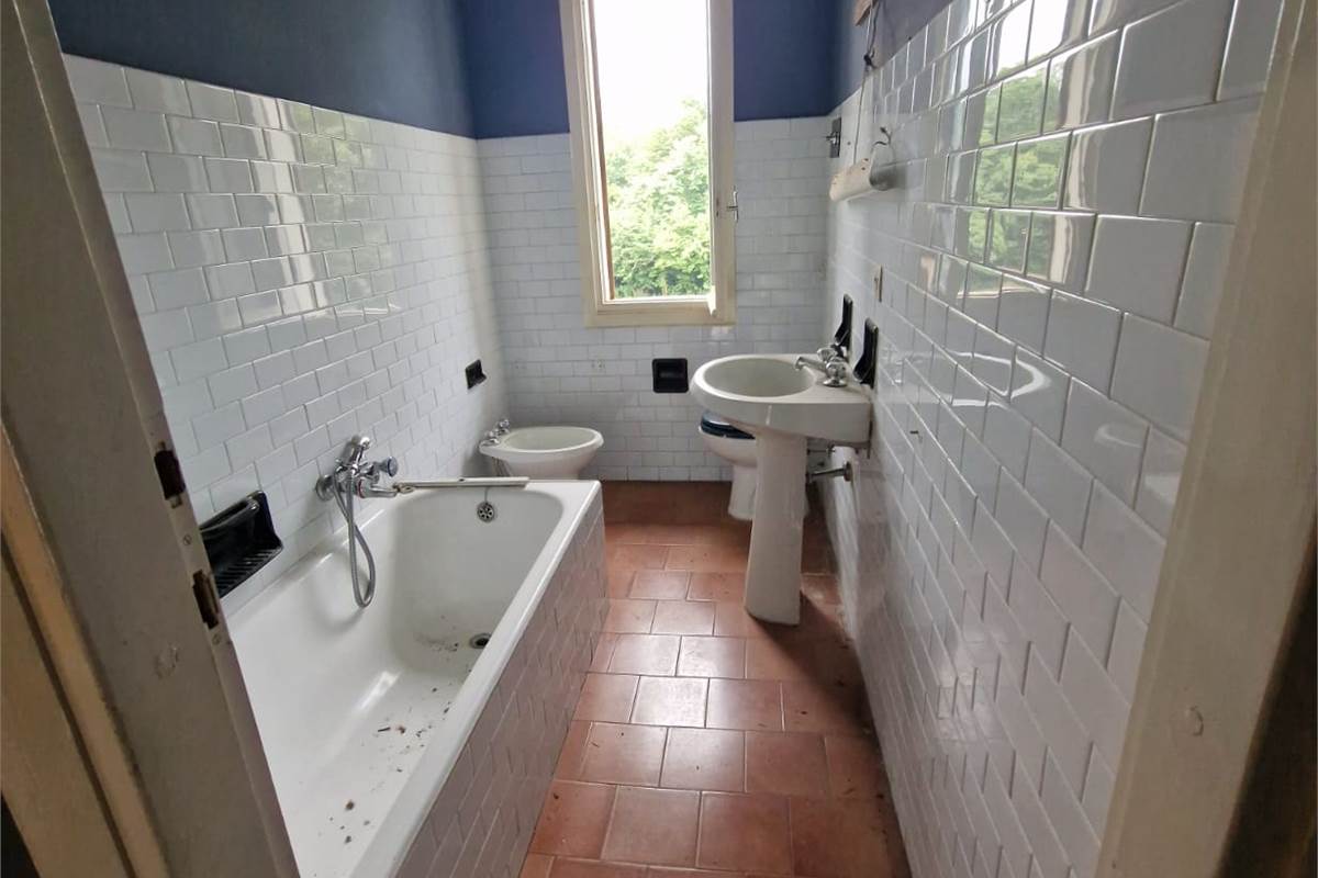 CANTU' loc Cascina Pelada vendo VILLA indipendente da ristrutturare