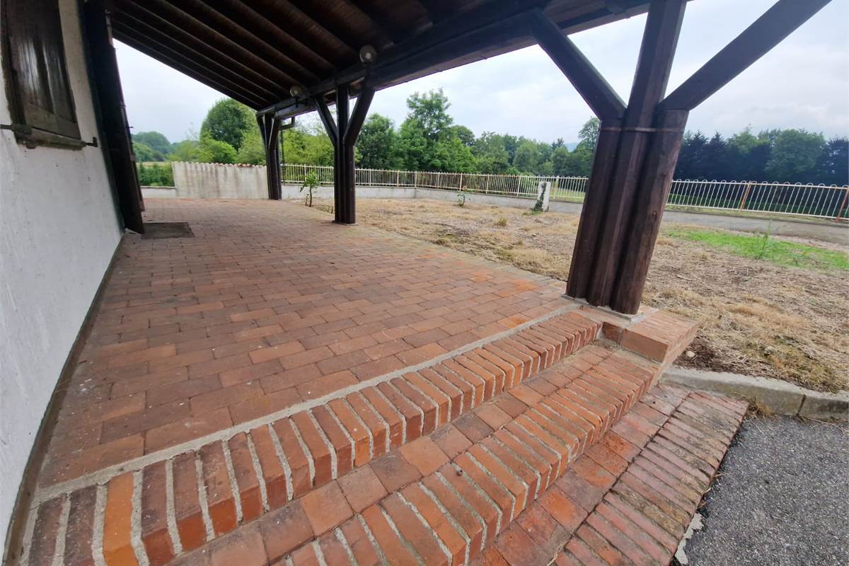 CANTU' loc Cascina Pelada vendo VILLA indipendente da ristrutturare