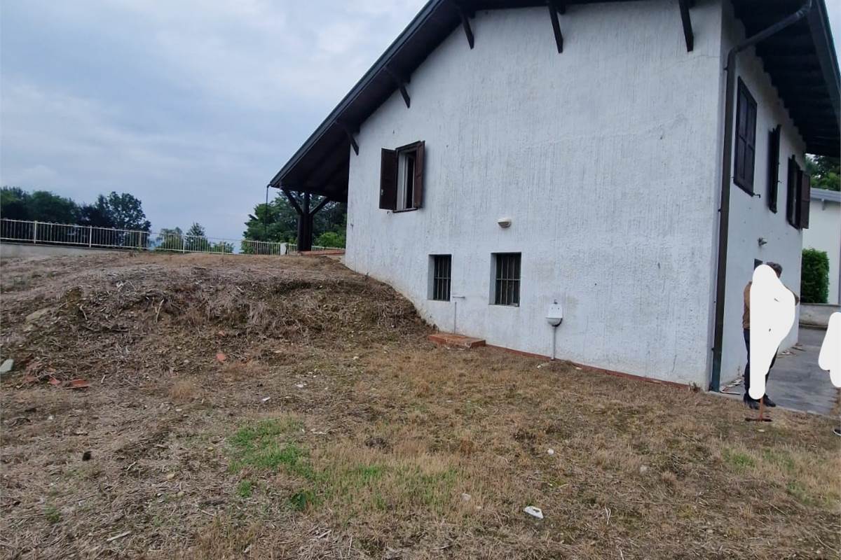 CANTU' loc Cascina Pelada vendo VILLA indipendente da ristrutturare