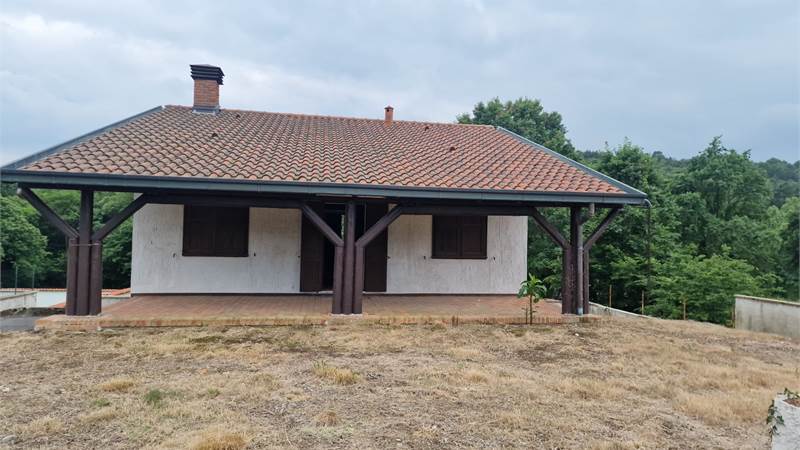 CANTU' loc Cascina Pelada vendo VILLA indipendente da ristrutturare