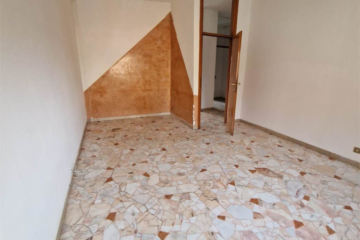 CERMENATE centro vendiamo QUADRILOCALE con solaio