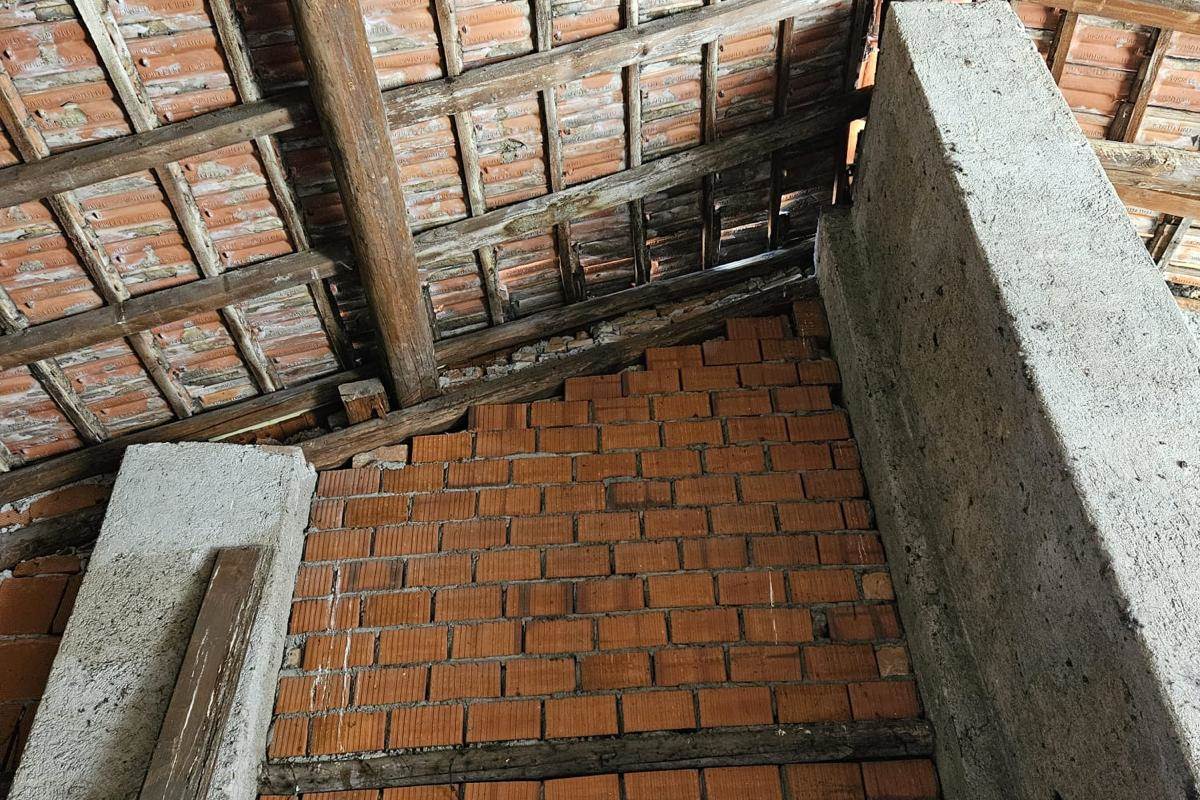CERMENATE vendiamo RUSTICO su due livelli