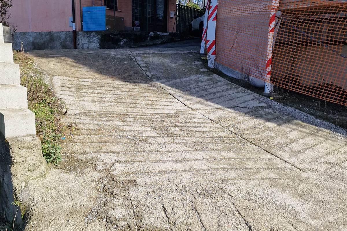 CANTU' vendesi DEPOSITO Mq 140 con accesso carraio