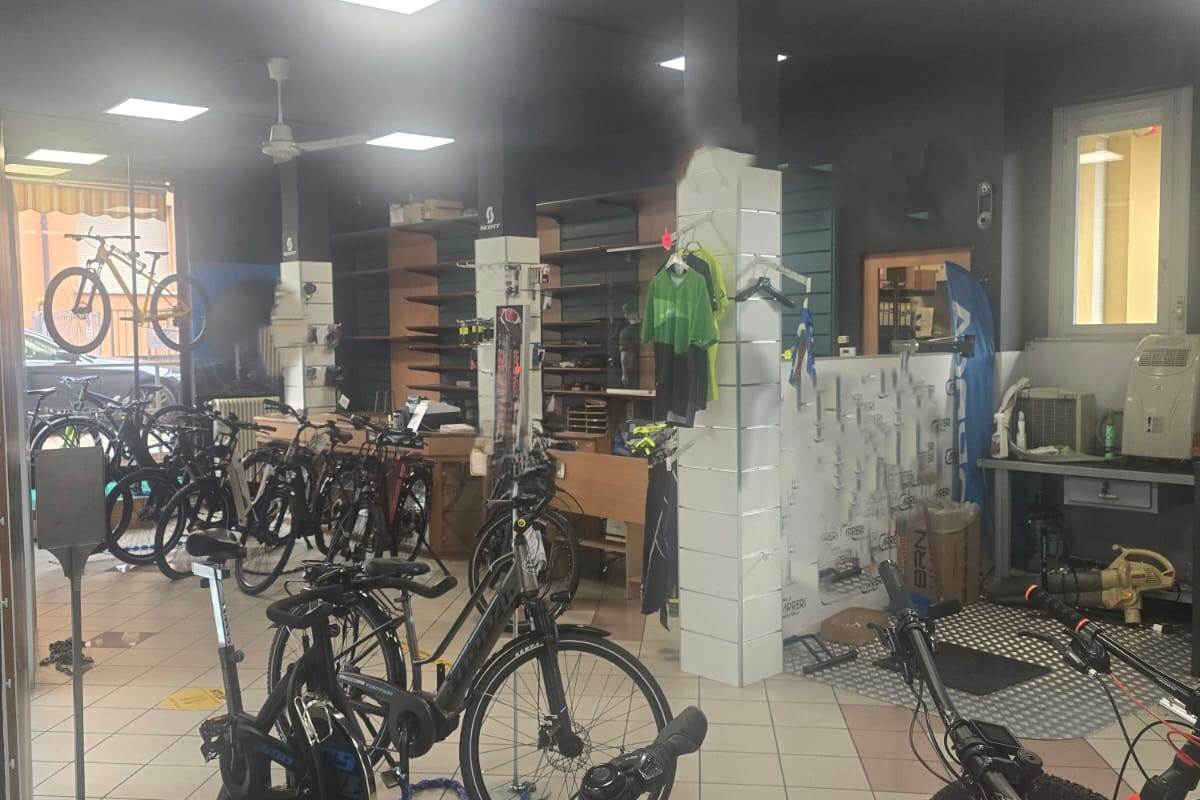 CANTU' Via Milano affittiamo NEGOZIO 