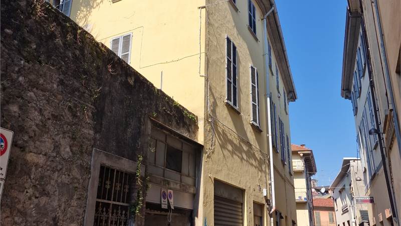 CANTU' centro zona pedonale vendo BILOCALE con box doppio