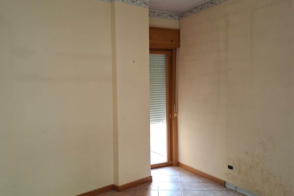 ERBA vendiamo ampio TRILOCALE con box e cantina