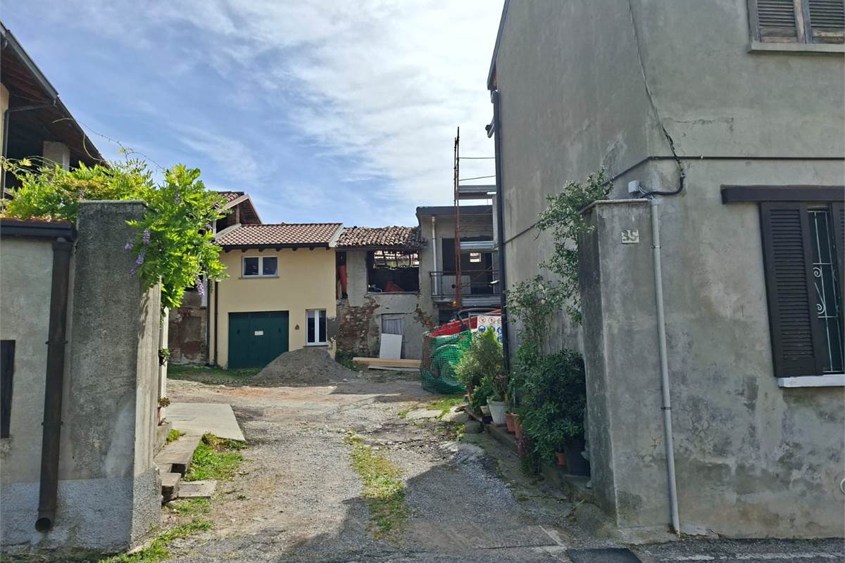 INVERIGO vendiamo BILOCALI e TRILOCALE ristrutturati