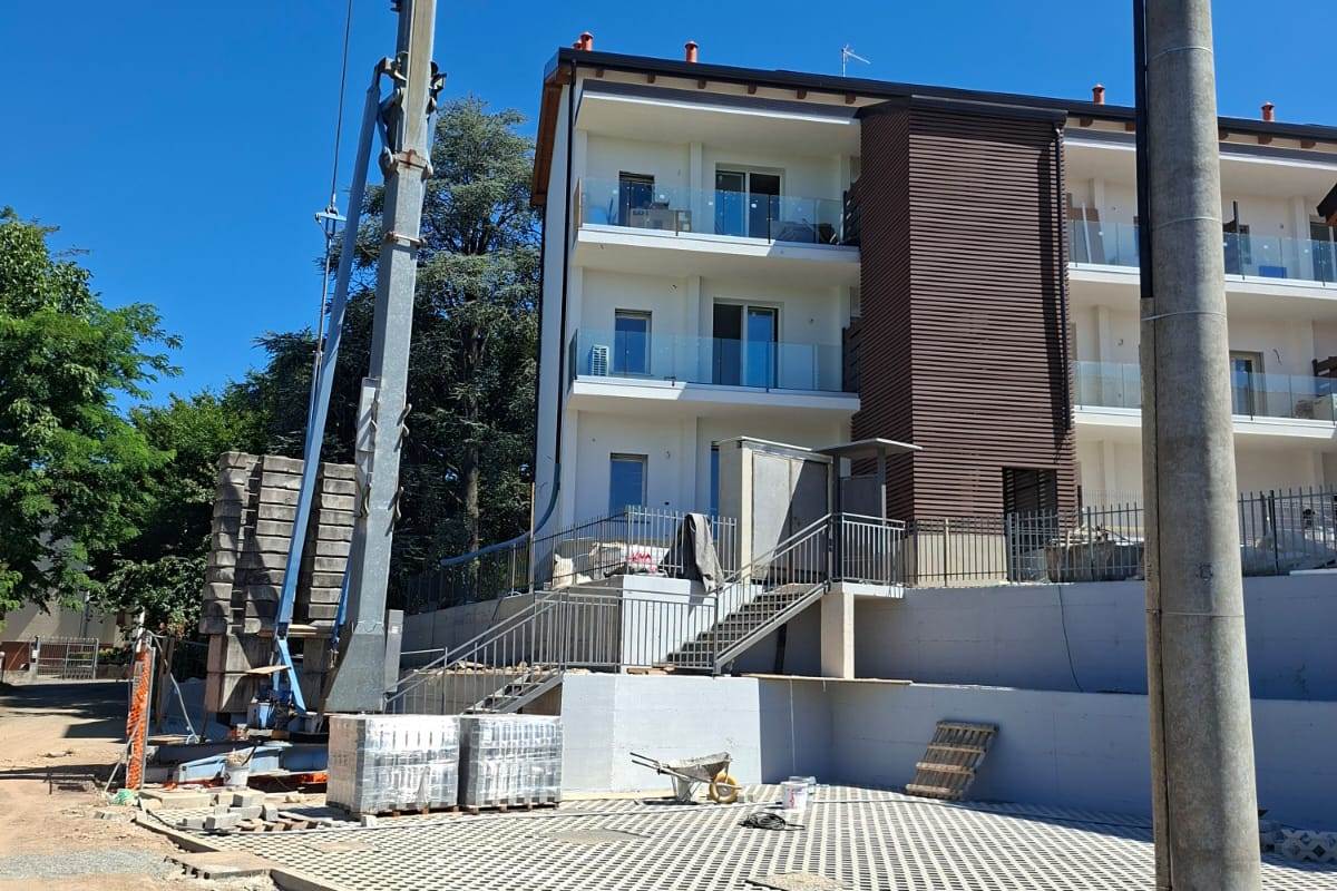 CANTU' vendiamo tre BILOCALI con cantina e posto auto
