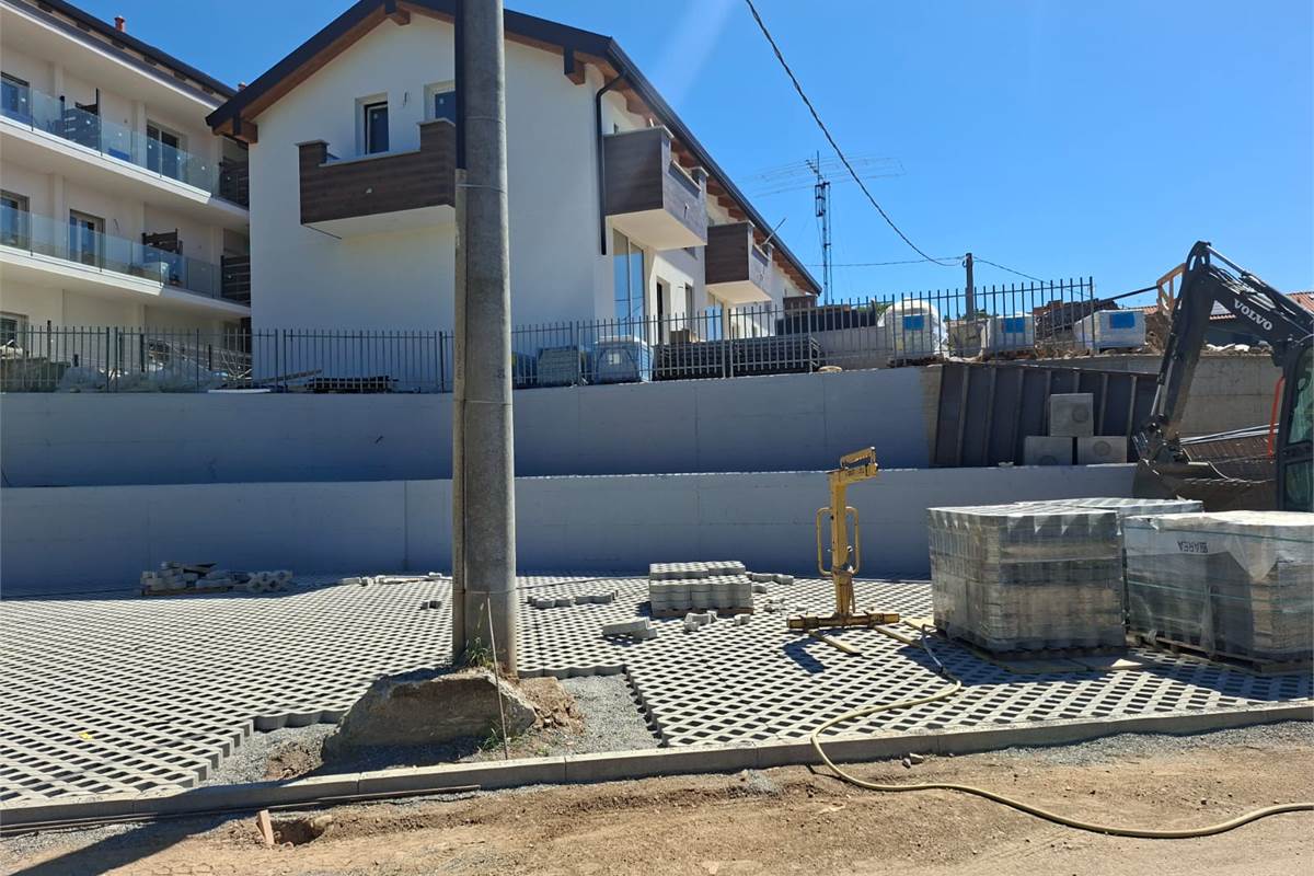 CANTU' vendiamo tre BILOCALI con cantina e posto auto
