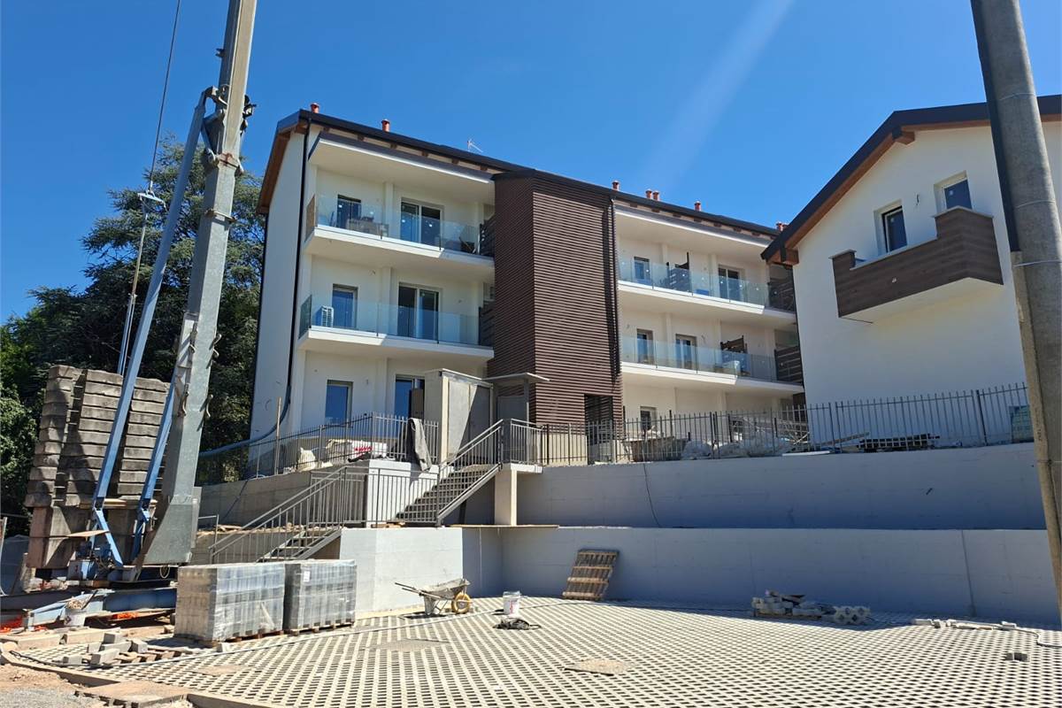 CANTU' vendiamo tre BILOCALI con cantina e posto auto