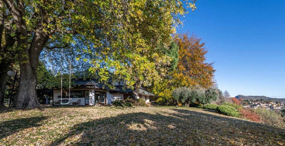 CAVALLASCA proponiamo prestigiosa VILLA immersa nel verde