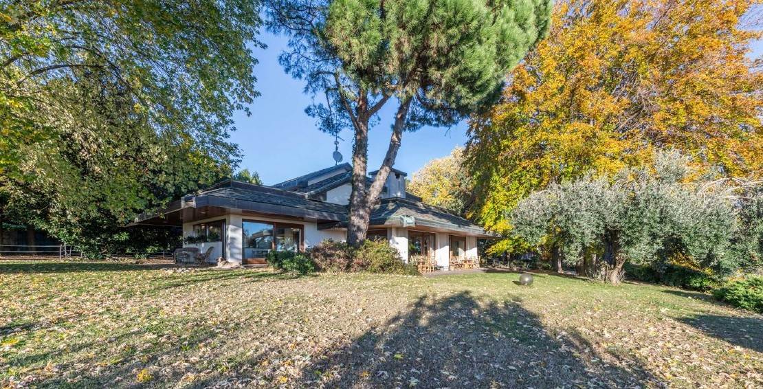 CAVALLASCA proponiamo prestigiosa VILLA immersa nel verde