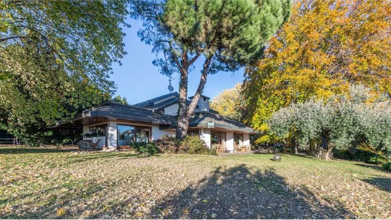 CAVALLASCA proponiamo prestigiosa VILLA immersa nel verde