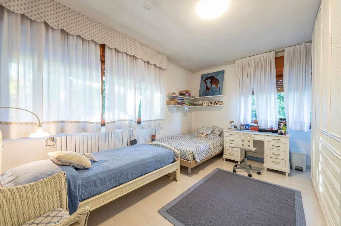 CAVALLASCA proponiamo prestigiosa VILLA immersa nel verde