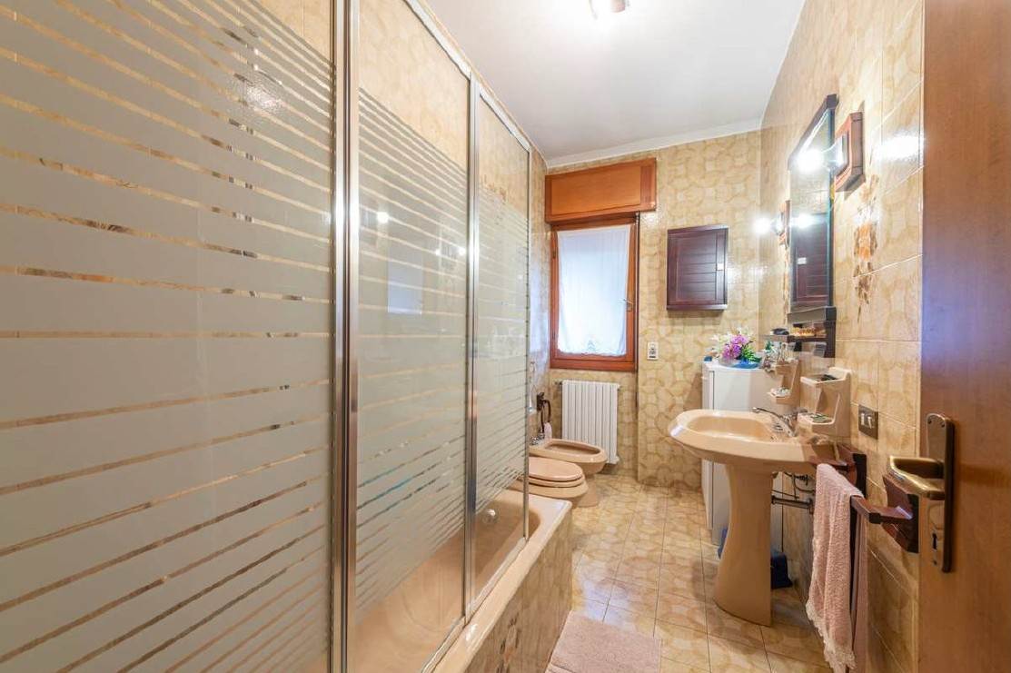 CAVALLASCA proponiamo prestigiosa VILLA immersa nel verde