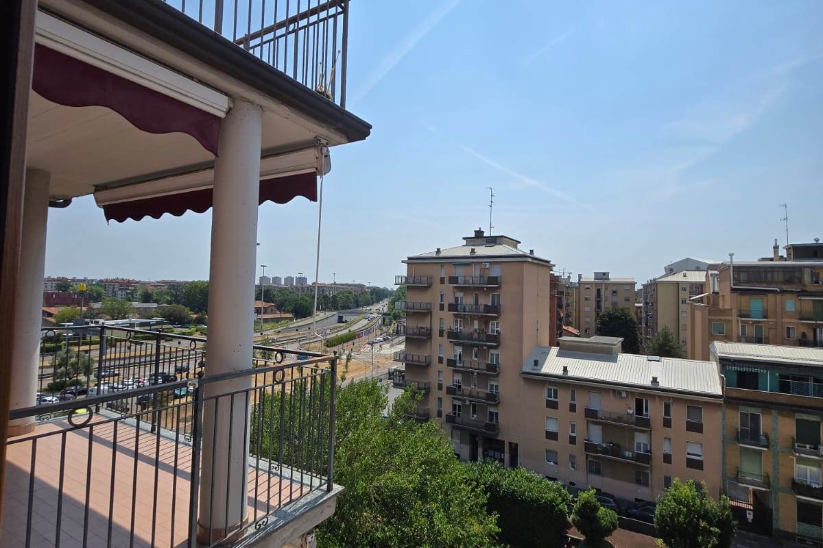 MILANO Via Comasina vendo TRILOCALE al piano alto con terrazzo
