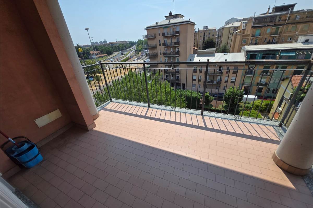 MILANO Via Comasina vendo TRILOCALE al piano alto con terrazzo