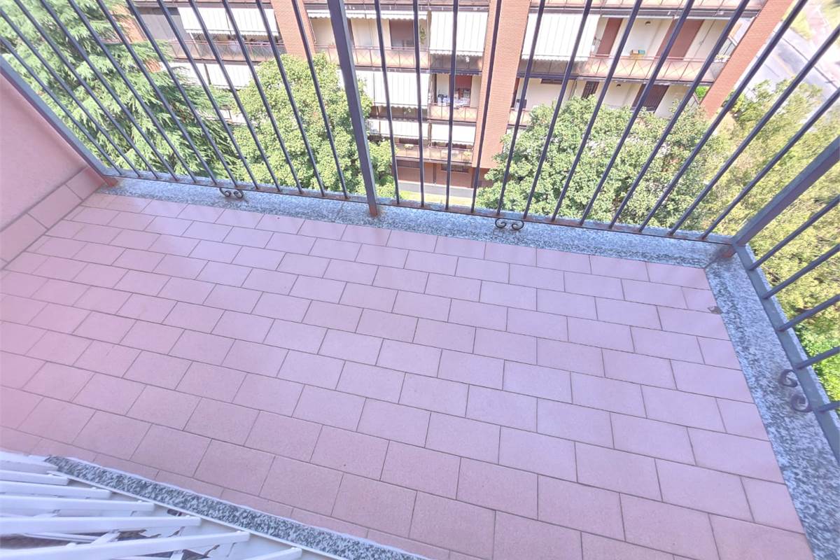 MILANO Via Comasina vendo TRILOCALE al piano alto con terrazzo