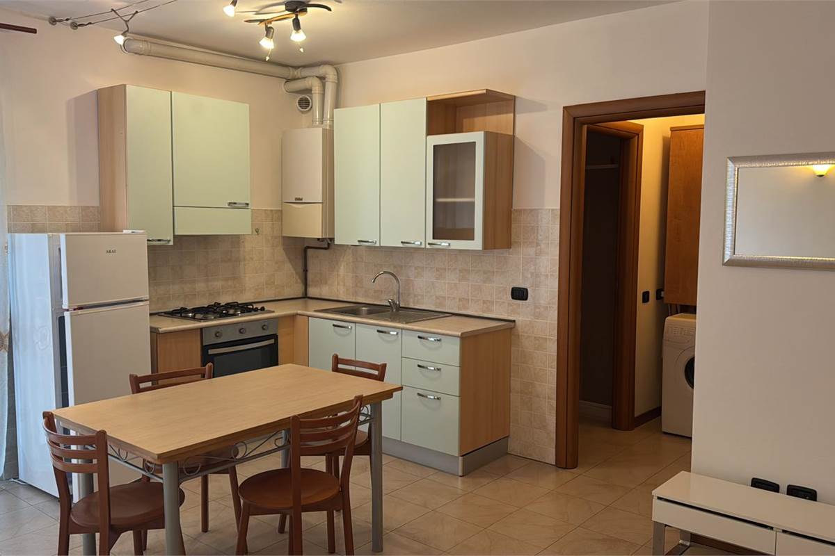 MEDA affittiamo ampio MONOLOCALE con cantina