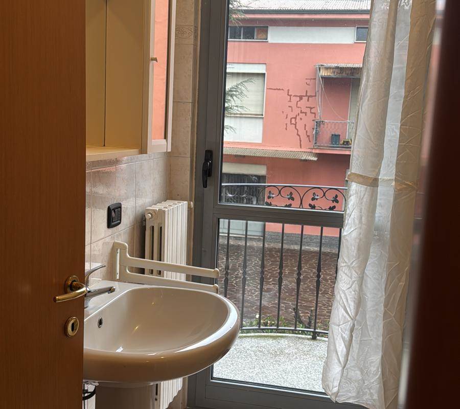 MEDA affittiamo ampio MONOLOCALE con cantina