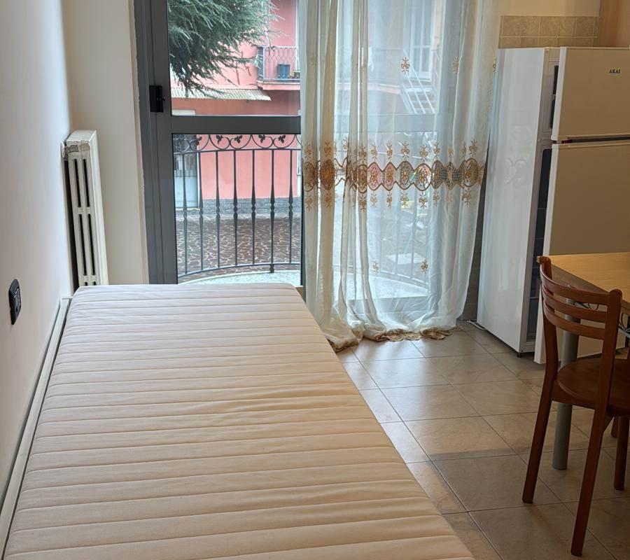 MEDA affittiamo ampio MONOLOCALE con cantina
