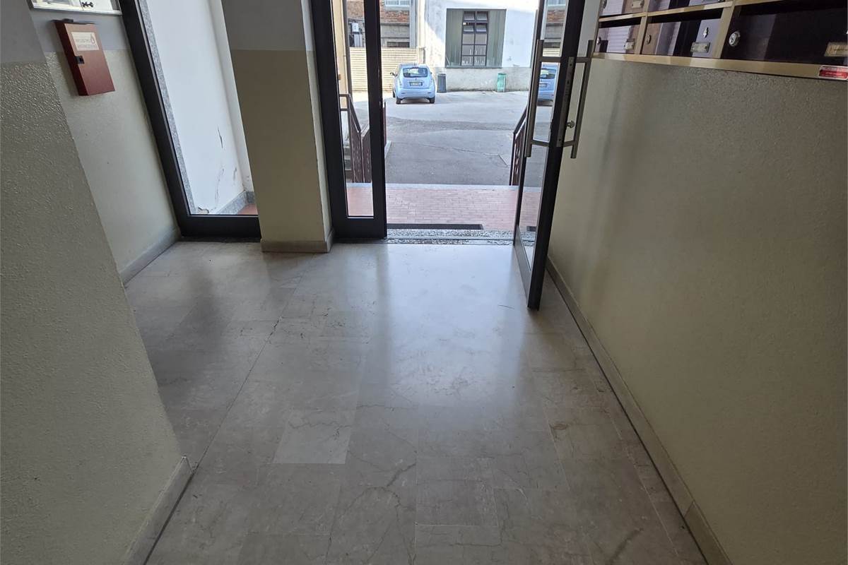 CANTU' centro vendiamo TRILOCALE con posto auto
