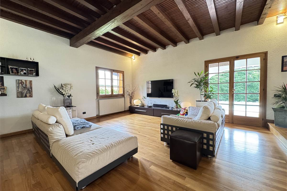 Prestigiosa villa con piscina