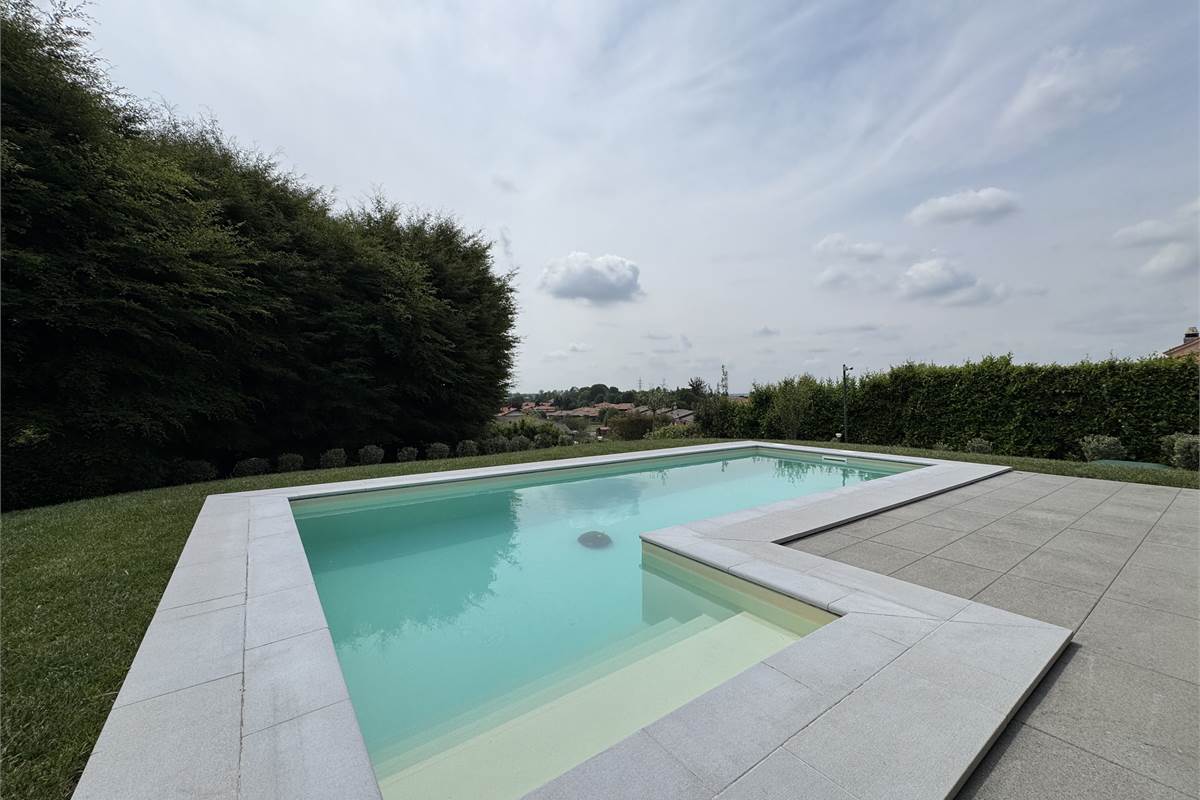 Prestigiosa villa con piscina