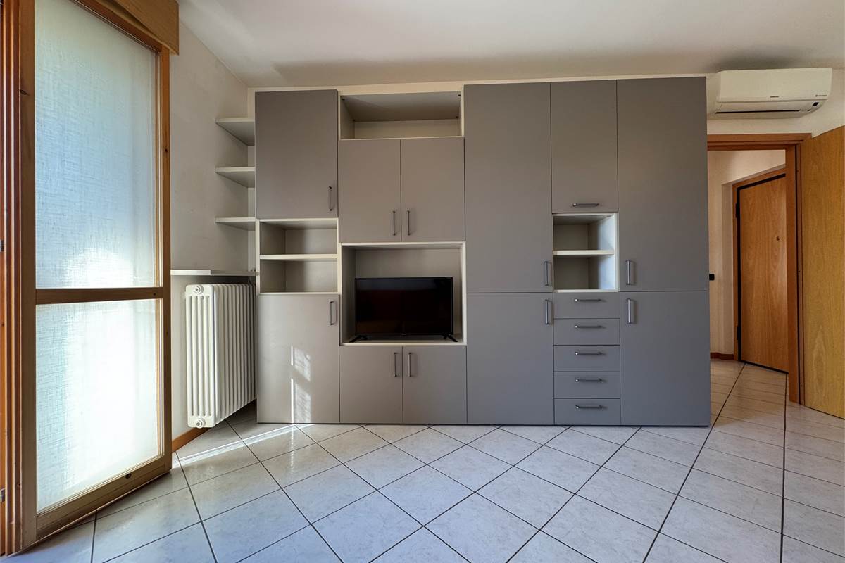 Bilocale con balcone e posto auto