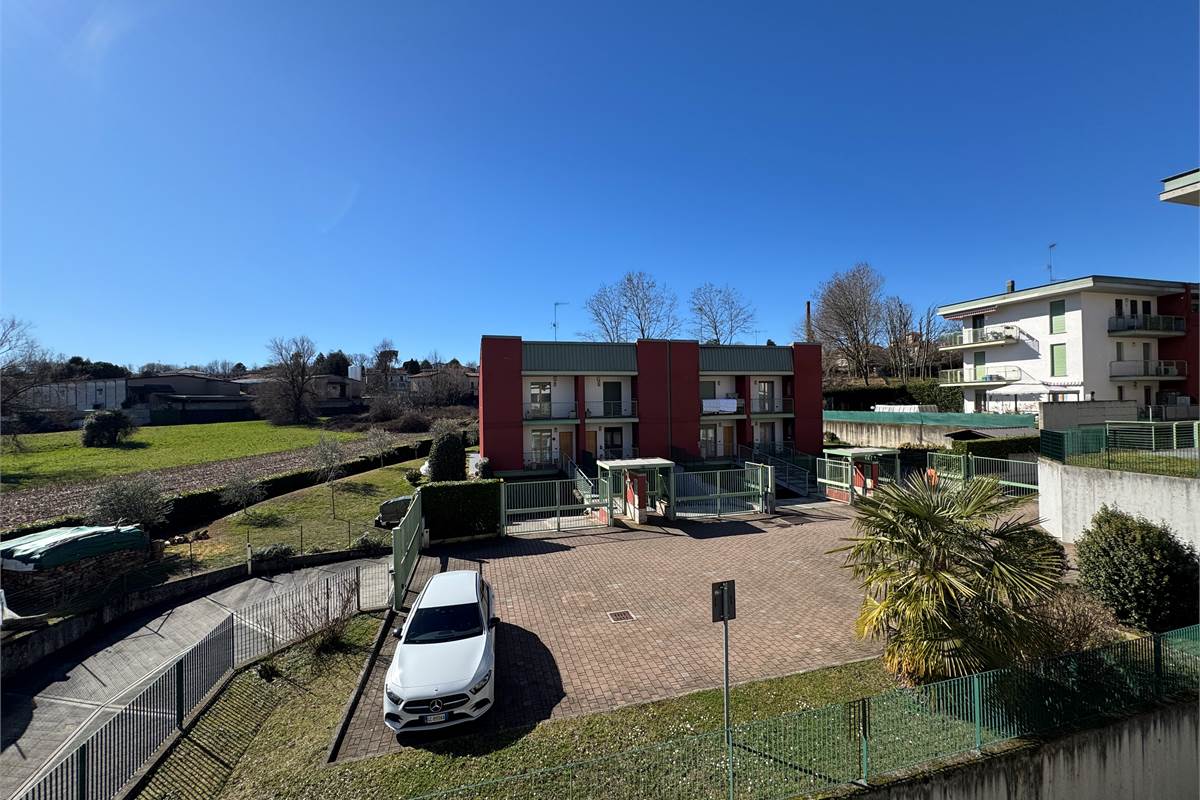 Bilocale con balcone e posto auto